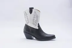 Bota texana de cuero negro con bordados en el lateral y taco bajo.