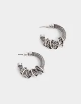 Aros argolla plateados con dijes de arandelas antique silver y cierre tope a presión.