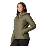 Campera puffer color salmón con capucha, cierre frontal y bolsillos laterales con cierre. Cuenta con tecnología termorreflectante Omni-Heat™ y puños con orificios para los pulgares.