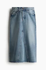 Pollera larga de denim azul, de tiro alto, con cinco bolsillos, cierre de botones y silueta levemente evasé. Presenta nesgas adelante y atrás.