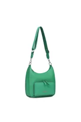 Bandolera verde con correa larga regulable, bolsillo frontal con cierre y logo de la marca en el frente.