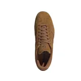Zapatillas Adidas Gazelle color marrón de gamuza con las tres tiras laterales y suela de goma.