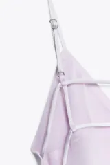 Vestido midi lila de satén con tirantes finos ajustables y escote en pico. Cierre trasero con cremallera oculta.