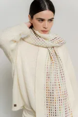 Bufanda larga de tejido de punto color crudo con diseño calado y pequeños detalles de color en forma de puntos.