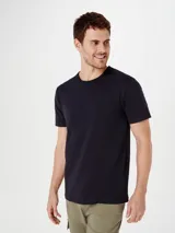 Camiseta azul de corte slim, cuello redondo y manga corta.