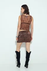 Minifalda ajustada con estampado animal print en tonos marrones y negros, con acabado brillante.