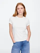 Remera blanca de algodón con cuello redondo y tejido de punto acanalado. Corte clásico y mangas cortas.