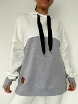 Canguro gris con capucha y tajo en las mangas, fabricado en algodón y diseño cómodo.