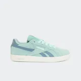 Championes Reebok Court Retro color verde agua con detalles en azul y suela blanca.