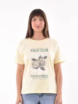 Remera blanca de algodón con estampado de limones y texto en azul.