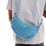 Bolso bandolera Nike Aura Crescent color celeste, con logo blanco estampado.