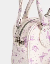 Cartera bowling de cuerina color blanco con estampado de mariposas lilas, doble asa corta y correa larga regulable y desmontable.