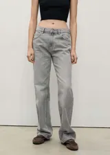 Pantalón de jean gris, de corte recto, tiro medio, con cinco bolsillos y cierre de cremallera y botón.