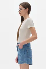 Short de denim negro, tiro medio.