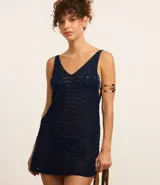 Vestido corto de playa tejido al crochet, sin mangas y con escote en V.