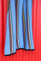 Vestido musculosa corto negro con rayas verticales de colores.