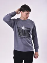 Buzo azul con estampa frontal con la frase "Be the change you wish to see".