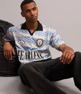 Remera masculina con cuello polo y manga corta, confeccionada en tejido con tecnología dry y estampado a rayas con lettering. Diseño boxy sportcore con cuello polo negro.