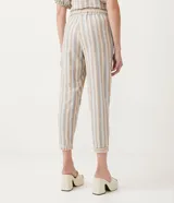 Conjunto de pantalón y blusa de algodón a rayas verticales en tonos beige, celeste y blanco. El pantalón es de corte recto con cintura elástica y puños ajustados. La blusa es de corte crop con escote en V y mangas cortas abullonadas.