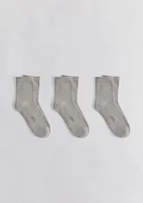 Kit de tres pares de medias grises de algodón elastizado, de corte medio tradicional.