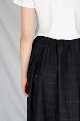 Falda midi azul de paño fino 100% lana, con cintura elastizada y frunces en los lados.