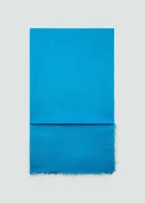 Fular rectangular rojo de tejido mezcla de lino con terminaciones deshilachadas.