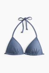 Top de bikini azul con tirantes finos.