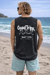 Musculosa sin mangas color negro con efecto gastado (acid wash) y un pequeño estampado frontal de una figura humanoide con sombrero de hongo.