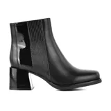 Bota corta de cuero sintético negro con elástico lateral y detalle de charol en el talón. Taco cuadrado de altura media y punta cuadrada.