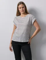 Blusa de Catherine Malandrino con estampado a rayas horizontales en blanco y gris, con apliques de botones dorados en los hombros y mangas cortas con dobladillo.