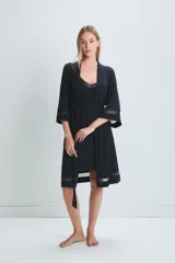 Bata azul marino con mangas 3/4 y detalles de tul en mangas y ruedo.