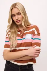 Remera tejida con rayas horizontales marrones, rosas y turquesas, cuello polo y calce boxy.