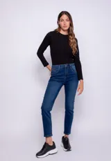 Pantalón de jean chupín con cinco bolsillos, presillas y cierre metálico.