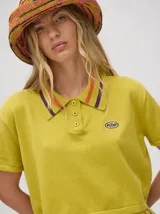 Chomba corta color rojo, con cuello camisero con rayas celestes y negras, logo bordado en el pecho y mangas cortas.