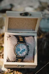 Reloj de pulsera Chenaut Aurum para hombre, con caja de acero inoxidable negra y esfera de madera de zebrano. La malla es de acero inoxidable negra con detalles en madera de bambú. Tiene cronógrafo, indicador de 24 horas y fechador.