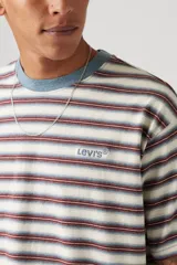 Remera de mangas cortas a rayas horizontales blancas, rojas y marrones. Cuello redondo azul. Logo de Levi's bordado en el pecho.