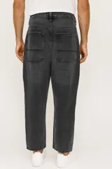 Pantalón de jean gris oscuro, ancho y de tiro medio.