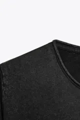 Camiseta marrón de algodón con cuello redondo, corte recto y mangas cortas. Tiene un efecto de lavado que le da un aspecto vintage.