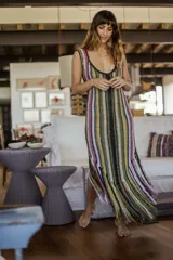 Vestido largo tejido a crochet con rayas verticales multicolores y flecos en el ruedo.