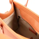 Cartera tote rectangular color naranja de cuero sintético graneado, con doble asa corta y correa larga regulable. Tiene cierre superior, dos bolsillos internos abiertos y uno con cierre.