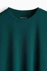 Remera deportiva verde oscuro de corte regular, cuello redondo y mangas cortas. Confeccionada en tejido funcional DryMove™ que ayuda a absorber el sudor.