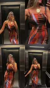 Vestido largo de microtul estampado con diseño abstracto en tonos marrones, naranjas y celestes.