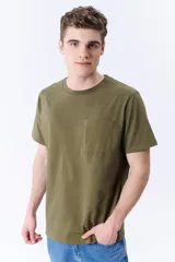 Remera verde militar de manga corta con cuello redondo y bolsillo en el pecho.