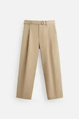 Pantalón color beige de corte ancho, con cinturón de la misma tela, pliegues frontales, bolsillos delanteros y traseros.