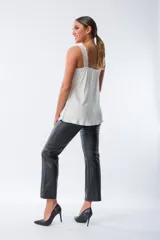 Musculosa blanca de viscosa con breteles finos de encaje.