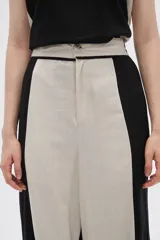 Pantalón ancho de viscosa con diseño color block y punto smock.