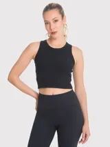 Top deportivo negro, corto, de tejido acanalado, sin mangas y con espalda deportiva.