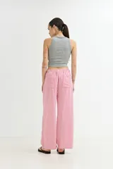 Pantalón palazzo de algodón a rayas verticales blancas y negras, con cintura alta y cordón ajustable.