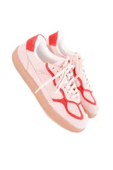 Championes de cuero color rosa con detalles en rojo y suela color caramelo.