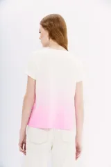 Remera blanca de algodón peruano con teñido artesanal di dye en degradé rosado. Estampa frontal de mariposa bordada en hilo.